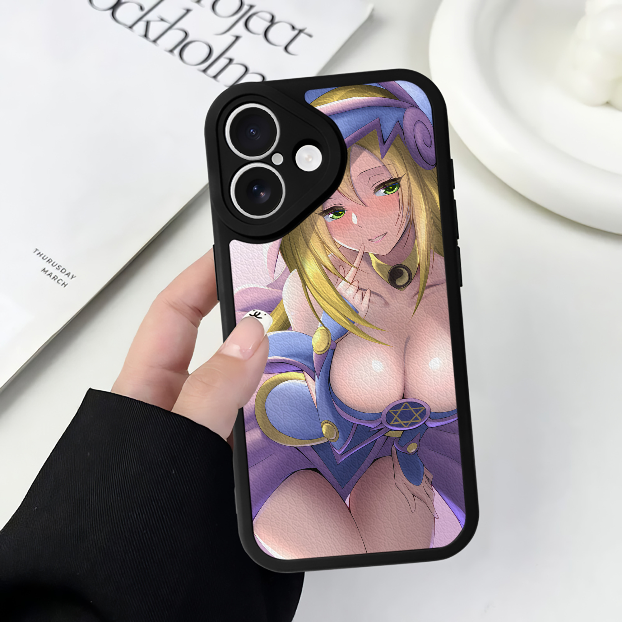 （画像用） 遊☆戯☆王 Yu-Gi-Oh! 【iPhone 16シリーズ対応】シリコンスマホケース（レザー調） 材質：シリコン